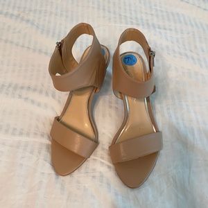 Never worn Jessica Simpson tan heels